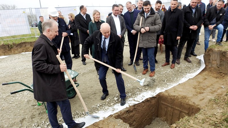 Bačić položio kamen temeljac za zgradu u Kutini za privremeni smještaj osoba s potresom pogođenog područja 